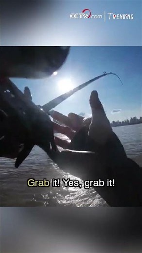 Man uses fishing rod and belt to save drowning stranger