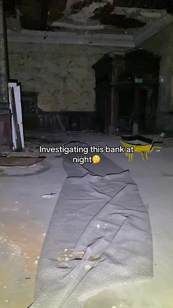 Creepy Urbex Adventure: Investigating an Abandoned Bank at Night