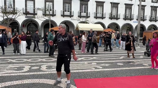 Festival da Malassada, Ponta Delgada Atuação Grupo Meio Q'É Samba Malassada Festival, Ponta Delgada. Performance by Grupo Meio Q'É Samba. CANTAR ÀS ESTRELAS 🌟 2026 🌟 Ponta Delgada, Sao Miguel - 02.02.2026 https://www.youtube.com/watch?v=wvrb8yZ1YdE Direct from Ponta Delgada, island of Sao Miguel / Azores in the Atlantic Ocean in Portugal Rumble: https://rumble.com/c/Azoreslive KICK: https://kick.com/claudiotravels Support the channel and become a member / Apoio ao canal: https://www.buymeacoff