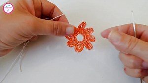 Cómo tejer flores a crochet fácilmente🌸 Acompáñame con este tutorial. Nunca deseches restos de hilo😉 Puedes coser sobre alguna blusa, falda, almohadón, manta, etc. #crochetflower #crochetfacil #ganchillo | HandworkDiy