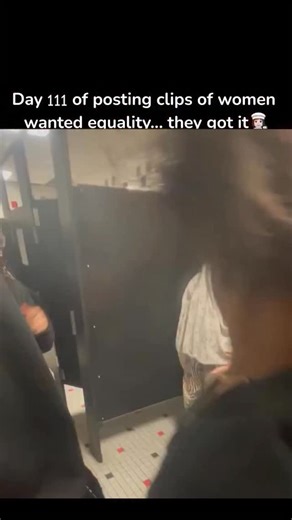 Women Gets Equality on Instagram: "Just @womengetsequality 😳 日本利用压电瓷砖将脚步转化为电能。这些瓷 砖捕捉来自你脚步的动能。当你行走时，你的重量和动作会对瓷砖产生压力。 瓷砖会轻微弯曲，从而产生机械应力。瓷砖内部的压电材料将这种应力转化内电能。每一步都会产生少量电荷，而数百万步结合在一起就能产生足够的电力来驱动LED灯、数字显示屏和传感器。在像涩谷车站这样繁忙的地方，每天大约有240万个脚步这一系统作出贡献。这些电能可以被储存或立即使用，从而减少对传统电力来源的依赖，并支持可持续的城市基础设施。这种方法将日常运动转化为实用的可再生能源 ＃日本#知识#事实 ＃你知道吗#推荐 #科技 #创新 历史 技术实验热门"