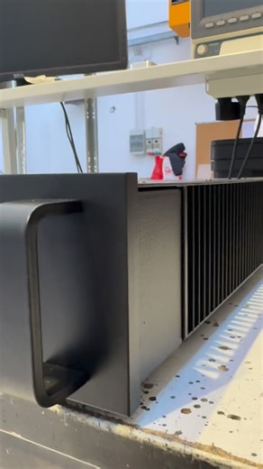 ✨ Studio 102i — La semplicità che emoziona. Nel suo design pulito e senza tempo c’è tutta la filosofia EAM Lab: eliminare il superfluo per lasciare spazio solo a ciò che conta davvero. Questo integrato non vuole stupire con effetti speciali… eppure ci riesce. È stupendo, essenziale, costruito con una cura che si percepisce al primo sguardo — e al primo ascolto. 🎶 Suona bene perché nasce semplice. E nella semplicità racchiude la sua vera bellezza. #EAMLab #Studio102i #Essentia #HighEndAudio #Sou