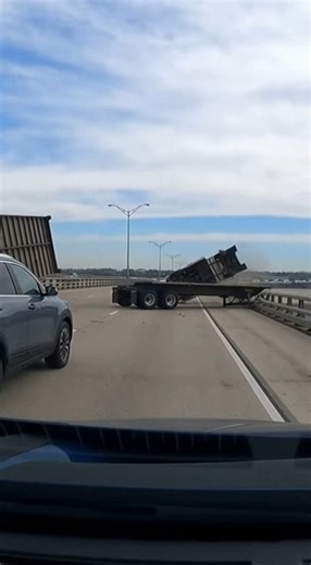 Massive Semi Truck Crash on I-40 Brings Traffic to a Halt Interstate 40 — December 1, 2025 Harrowing footage shows a massive semi truck crash unfolding on Interstate 40 in Texas, sending debris across lanes and bringing traffic to a sudden standstill as drivers scramble to avoid a catastrophic pileup. The video captures the tractor-trailer losing control at highway speed, veering across lanes before slamming into multiple vehicles. The impact scatters metal, cargo, and shattered glass across the