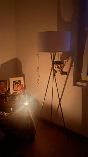 Lucia Ilaria Seglie on Instagram: "Un momento silenzioso. Una candela accesa. Uno spazio pulito. Qualcosa dentro si allinea, senza sforzo. Nella tradizione dello Yoga, questo è chiamato Satsang. Satsang è una parola antica. Significa semplicemente “stare in compagnia del vero”. Non è legato a un luogo preciso, né a una forma rigida. Può accadere in presenza di un insegnamento, nella lettura di parole sacre, o nel silenzio del mattino, quando tutto è ancora sospeso. A volte basta essere lì, davan