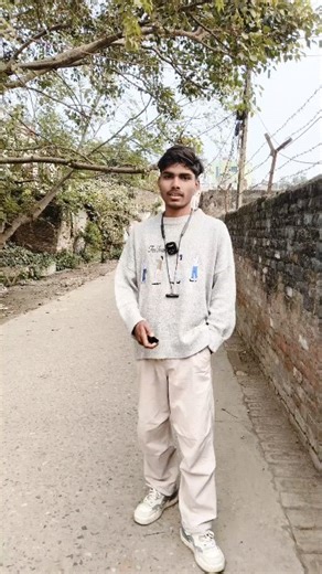 Arpit Ratba on Instagram: "Random people to show wallpaper 🤣 😁 . . . . @the_arpitratba . . . . trending #explore #instagram #reels"