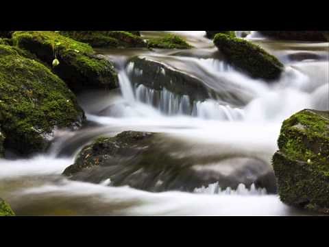 Klangschalen Musik mit Wasserfall