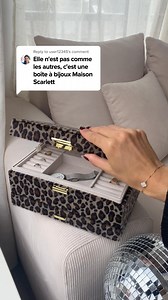 Enfin une boîte à bijoux à la fois jolie et pratique ✨ 💍 Des compartiments pour tous les bijoux : bagues, bracelets, colliers... 🪡 Des finitions haut de gamme 🌈 Un large choix de tailles, matériaux et couleurs ( de 300 boîtes à bijoux) Rendez-vous sur notre site pour découvrir notre nouvelle collection 🎉 | Maison Scarlett