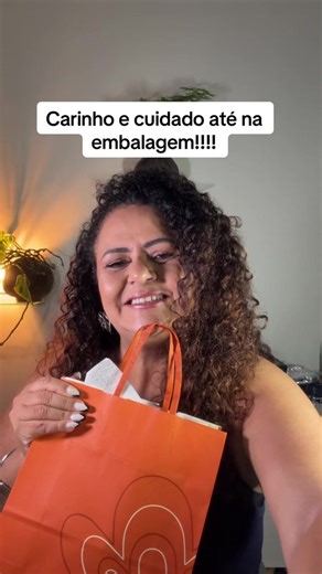 Tem cheiro de perfume, tem bilhetinho escrito com carinho e tem cuidado em cada detalhe 🫶✨ Mesmo quando o presente é pra você, ele chega assim: especial, pensado, do jeitinho que a gente merece.Até nas compras on line na Minha Loja Natura e Avon você pode pedir embalagem!!!!!@naturabrasiloficial,avonbrasil #publi