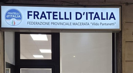 Vandalizzata la sede di Fratelli d'Italia a Macerata con scritte oltraggiose e "sputacchi": «Questo gesto non ci ferma»