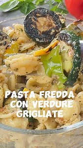 PASTA FREDDA CON VERDURE Ricetta semplice e gustosa, segui la ricetta passo passo by @In_cucina_con_amore_giorgio.76 Ingredienti 320 pasta 1 zucchina genovese 1 peperone giallo 3 pomodori secchi 1 ciuffo di basilico 1 rametto di menta 60 g parmigiano reggiano grattugiato 30 g pinoli q.b. olio extravergine d’oliva q.b. sale q.b. pepe Procedimento Taglia a metà il peperone ed elimina i semi ed i filamenti. Taglia i peperoni a strisce non troppe sottili. Elimina le estremità della zucchina e taglia