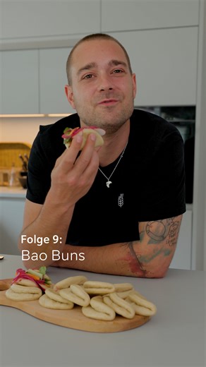 Damit steckst du alle(s) in die Tasche: die fluffigen Bao Buns von @jo.semola. Gleich nachmachen! Die Zutaten für den Teig: 350 g Weizenmehl Type 405 15 g Frischhefe 175 ml Wasser 1 EL Salz 1,5 EL Rapsöl Produkt: iQ700 Einbau-Backofen 60 x 60 cm Schwarz, Edelstahl HN978GQB1 mit fullSteam Plus Modus Avec ça, tu mettras tout dans la poche : les bao buns moelleux de @jo.semola. À essayer sans tarder ! Ingrédients pour la pâte : 350 g de farine de blé type 405 15 g de levure fraîche 175 ml d'eau 1 c