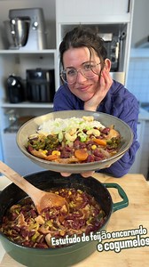 ESTUFADO DE FEIJÃO ENCARNADO E COGUMELOS 🍄‍🟫 🫘 VEGAN Quando só precisas de um prato quente e reconfortante… este estufado de feijão encarnado e cogumelos é a resposta. Cremoso, fácil de fazer e 100% vegetal 🌱 EXPERIMENTA EM TUA CASA! RECEITA • 2 c.sopa Azeite • 1 Cebola picada • 3 Dentes de alho picados • 1 folha de louro • 2 cenouras cortadas em rodelas • 100 g de tomate em pedaços (ou polpa de tomate) • 200G Cogumelos (usei eryngi, pleurotus e shitake) • 1 c.sopa Pimentão doce • 1/2 c.chá 