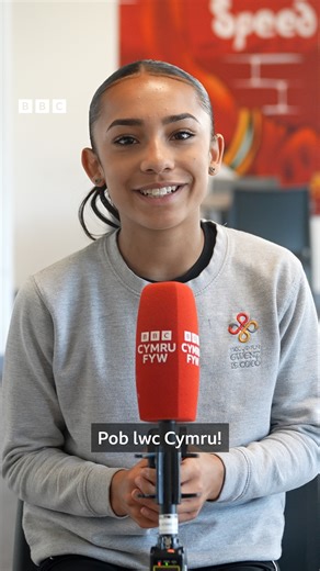 Dyma garfan Cymru ar gyfer pencampwriaeth Euro 2025! 🏴󠁧󠁢󠁷󠁬󠁳󠁿 ⚽ 💪 Diolch i Ysgol Gyfun Gwent Is Coed am eu help gyda’r fideo ❤️ | BBC Cymru Fyw