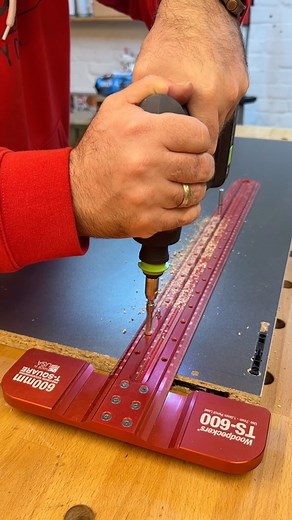 Jens Freidank on Instagram: "Und hier eine weitere Variante um eine Lochreihe zu erstellen. Mit dem T-Square von @woodpeckers_tools sind auch LR32 Lochreihen möglich. Mit dem Zentrierbohrer von @festool passt das optimal von der Tiefe. Zu mal durch das Centrotec System ist es sofort gewechselt. Der Vorteil ist hier das man fast eine Strecke von 600mm mit einmal durchziehen kann. Und die Löcher sind auch ausrissfrei.😃 Also wie immer, es gibt einige Wege die nach Rom führen.😉😊schönes Wochenende