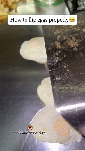 Cooking_every_day on Instagram: "How to flip eggs properly😂 #cookingeveryday #kitchen #cooking #restaurant #breakfast #food #eggs #overeasyeggs #morningvibes☀️ #chef #fblifestyle"