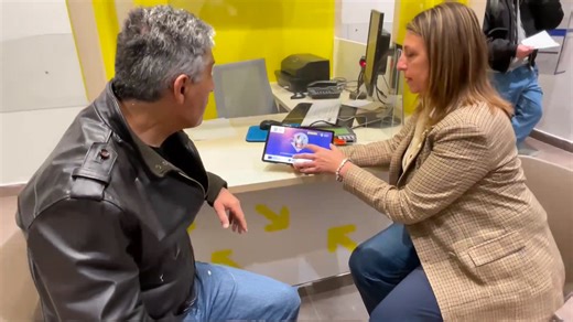 Poste Italiane collabora al progetto “Rete dei servizi di facilitazione digitale”, che ha l'obiettivo di ridurre il digital divide del Paese e portare almeno al 70% la percentuale di italiani con competenze digitali di base. Siamo andati in Campania per conoscere meglio l’iniziativa. ➡️ https://tgposte.poste.it/tgposte/2025/12/01/tg-poste-del-1-dicembre-2025/ #TGPoste #PosteItaliane | Poste Italiane