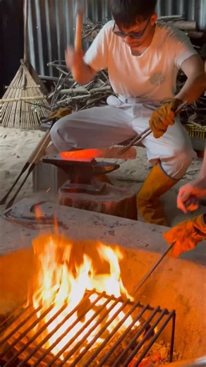 さっそく屑鉄を叩いて色々な「ナイフ」を作っています。ひろった砂岩も砥石になります。まだまだこれからです。 JUNGLE Gathering 202511 Day2 | Tomoki Nanasawa