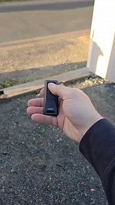 Mon ombre dépanne plus vite que moi Alors voilà une belle panne électrique à la C.., ça c'est des coup à se rendre complètement fou si tu capte pas tout de suite que la cellule du portail électrique est aveuglée par le soleil ce qui bloque le portail dans son mouvement de fermeture #lesdisjonctés #lesdisjonctes #depannageelectrique #depannage #portailelectrique #panneelectrique | Les Disjonctés