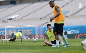 热刺全队在首尔世界杯体育场集结训练