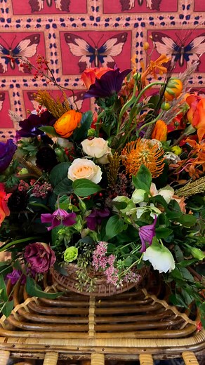 🌸Hi Floral Friends! Lots of very organic arrangements this Market. Flower arrangements that didn’t take themselves too seriously. I loved it. Screenshot ideas you like so you can re create. These are very uncomplicated arrangements. Trader Joe’s has great flowers and you can often find unusual varieties at a great price. Enjoy! 🤍 Amy | Amy Vermillion Interiors
