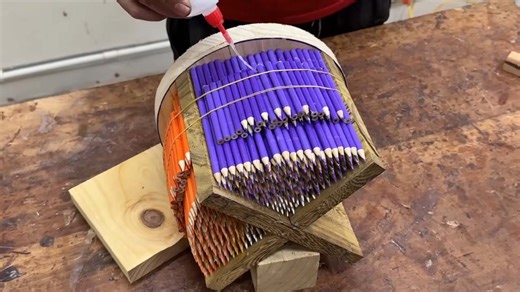 Unbelievable Pencil Art on a Wood Lathe: Mesmerizing Curves and Colors that Will Amaze!
