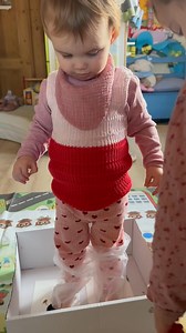 Lily starter med at stå stille - tænker hun kunne mærke det var lidt glat under fødderne, så det godt at Lykke og Liva lige kan vise og fortælle hende hvad hun skal gøre plus give hende en hjælpende hånd så hun ikke glider i kassen ❤️ | Mor Heidi's Unger Privat pasningsordning