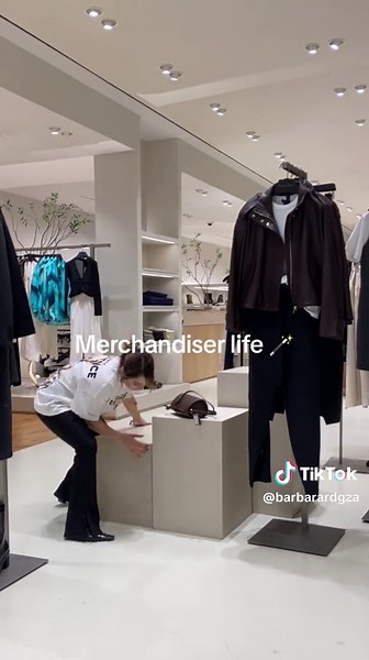 Visual Merchandising Job: A Day in the Life of a Merchandiser