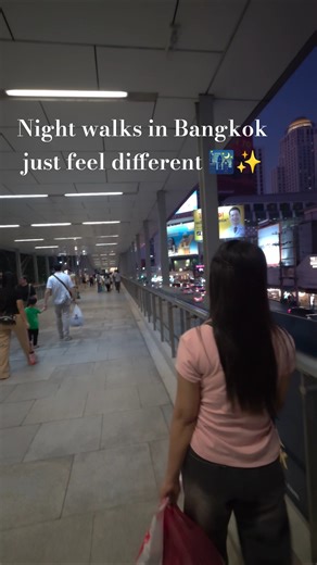 Bangkok Night Walk 🇹🇭 | Skywalk City Lights & Street Vibes #Shorts #bangkok2026