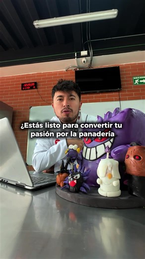 🍞🎂 Tu pasión es la Panadería y Pastelería Profesional, pero no tienes el tiempo o la distancia es tu impedimento ahora en el CTS llevamos nuestra metodología práctica y de alto nivel a la modalidad online, para que desarrolles tus habilidades con técnica, creatividad y visión profesional. 👨‍🍳 ¿Qué te ofrece una modalidad Online 💯 garantizada ✔️ Clases en vivo y grabadas con chefs instructores expertos ✔️ Contenidos HD actualizados y aplicables al mercado real ✔️ Acompañamiento académico y r