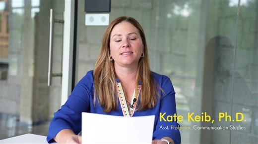 Graduating senior Valeri Cruz Amaya writes a thank you letter to her favorite professor, Dr. Kate Keib. A #firstgeneration student, Valeri credits Dr. Keib for motivating her to pursue her career path in communications. | Oglethorpe University