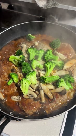今日の簡単ご飯🍚 煮込みハンバーグです🩷 材料➡️ミンチ肉、パン粉、オイスターソース、卵、牛乳、塩コショウ、玉ねぎ、しめじ、ブロッコリー ソース➡️ケチャップ、オイスターソース、みりん、料理酒、しょうゆを全部同じ量入れて混ぜて作りました😊 #煮込みハンバーグ #簡単レシピ #節約レシピ #ハンバーグ #夕食