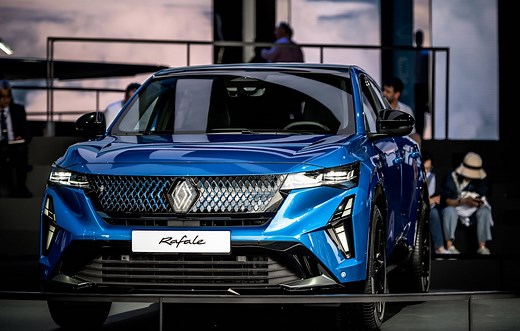 14-Juillet : Macron s’offre sa première virée dans la nouvelle voiture présidentielle, un SUV Renault Rafale