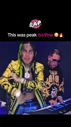 In 2018, 6ix9ine was at the height of his mainstream visibility, releasing multiple charting singles and collaborating with high-profile producers and artists. One of the records previewed during that period was “KIKA,” a track built with Scott Storch, whose piano-driven production style played a key role in shaping many late-90s and early-2000s hip-hop hits. 👀 “KIKA” was officially released in 2018 and later appeared on 6ix9ine’s debut studio album “Dummy Boy”. The song featured a Latin-influe