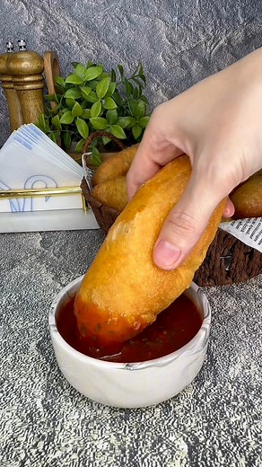 Pirojki. Süd 300 ml Su 200 ml Maya 10 qr Duz 0.5 ç/q Şəkər tozu 1 x/q Yumurta 1 ədəd Bitki yağı 3 x/q Mayonez 1 x/q Un-800 qr Kartof 5 ədəd Soğan 1 ədəd Kərə yağı 50 qr 28 ədəd alındı. #viral #foodie #fyp #fypシ #kesfet #kesfetteyiz #sunum #peraşki | Sun Paper