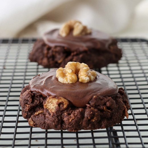 Chocolate Afghan Biscuits 🍫 RECIPE https://recipesbycarina.com/afghan-biscuits/ Chocolate biscuits filled with crunchy cornflakes - these are such a classic here in New Zealand! | Recipes by Carina