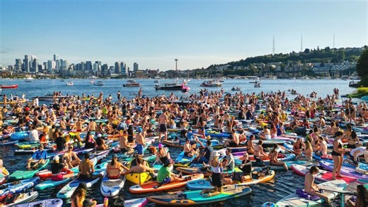 Seattle Paddle Raves combine paddle boarding, music, & friendship on Lake Union