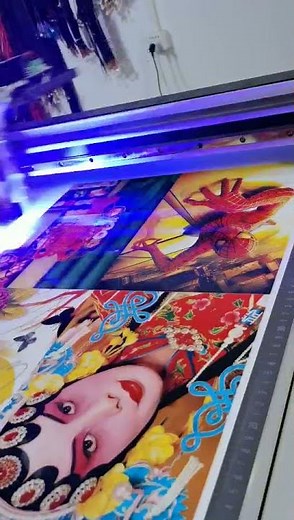 バードランドUVプリンター A1サイズ クリアーインク印刷中