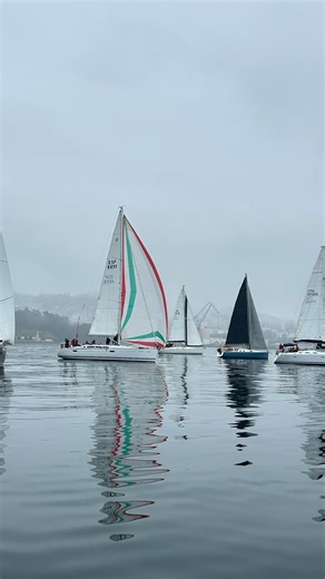 Regata Inclusiva Vigo a Vela on Instagram: "🌊 Más que una regata: 11 veleros. Más de 60 personas con discapacidad. Un mar compartido y un mensaje claro: Ganar es participar. Y remar junt@s lo cambia todo. ⛵️💙 Gracias a quienes hacéis posible esta aventura: voluntari@s, empresas, patrones… y a @juanferronnatacion, por su ejemplo y energía 🙌 Organizan: @mundinova @qualitynova_consultores Con el apoyo de: @xuntagalicia @deputacionpontevedra @seresco @sailway_ @asdegal @realclubnauticovigo @attic
