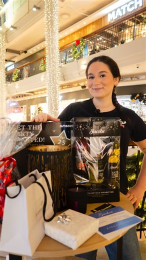 Storbyen kjøpesenter on Instagram: "🎄✨ LUKE 4 – DEN SISTE ADVENTSGIVEAWAYEN! ✨🎄 Vi runder av desember med en skikkelig nyttårspremie 🤍🥂 Én heldig vinner kan sikre seg et fantastisk nyttårssett fylt med: 🎉 Nyttårssett fra Partyland 🛒 Matvarer (Jacobs Utvalgte) fra MENY 💄 Produkt fra Uniq Beauty 🕯️ Lyslykt fra Lampehuset ✨ Lys fra Rituals 🧴 Produkter fra Apotek 1 💍 Smykke fra Bjørklund 🍔 Gavekort fra Between The Buns 🚗 Gavekort fra Mørk Trafikkskole Slik deltar du: 1️⃣ Følg @storbyenkj