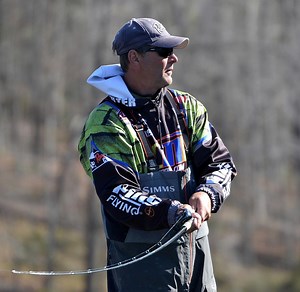 Coulter grabs lead at Walmart FLW Tour event on Beaver Lake - Major League Fishing