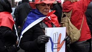 France: les «foulards rouges» battent à leur tour le pavé parisien
