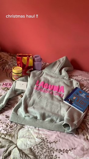 heres a christmas haul! i did get more but half of its in the wash etc! #fyp #christmashaul #xmas #haul #boxingdayhaul #peteralexander #laguna #mecca #hergiftcard #frankgreen #viral #basic #thankyou