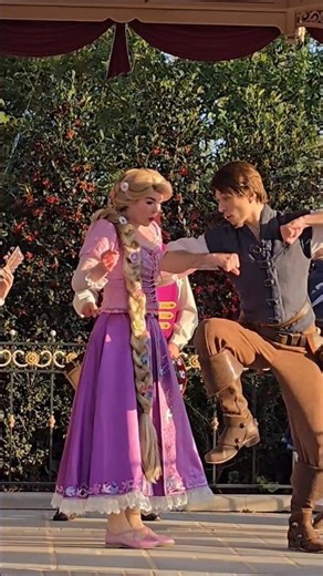 Disneyland Paris, Flynn Rider is dancing like he has a dream! Will he impress Rapunzel. Get Tangled!
