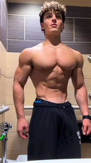 Alex Aaron | Elite Fitness Coach on Instagram: "8% bodyfat #natural #gym #physique #reel #prep #transformation #explore"