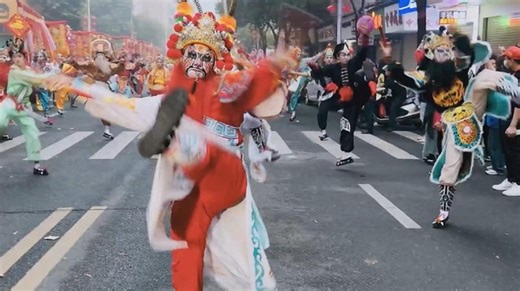 【Veteran Chinese artist devoted himself to passing on folk dance to younger generation】 A 70-year-old Chinese artist has devoted himself to passing on the centuries-old fold dance in south China's Guangdong Province to the younger generation. The Yingge dance, or "dance to the hero's song", is a form of folk dance popular in Chaozhou and Shantou of Guangdong. Combining opera, dance, and martial arts, it originates from the Ming Dynasty (1368-1644) and is often performed during traditional Chines