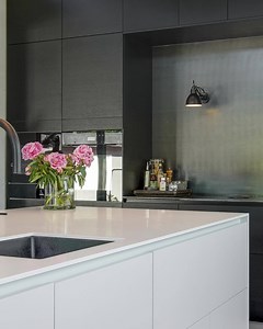 Køkkendrømme? Få hjælp af vores kreative køkkeneksperter på et gratis designmøde. ✔ Få ideer til at indrette dit køkken lækkert og praktisk ✔ Få inspiration til at matche farver og materialer ✔ Se de nyeste løsninger og lækre detaljer Efter mødet får du en tegning af dit nye køkken, med de detaljer vi har aftalt og en uforpligtende tilbud. Kom et skridt nærmere din køkkendrøm – book et designmøde i dag. | HTH Danmark
