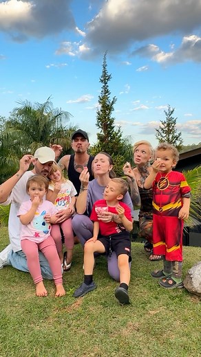 1.9M views · 2.2K reactions | Fini beijo caseira de 3 INGREDIENTES! ❤️ ingredientes: pra camada rosa: 1 pct de gelatina de morango 1 pct de gelatina incolor1cx de creme de leite pra camada branca: 1cx de creme de leite 1 pct de gelatina incolor #receitas #receitasfaceis #fini | Página "Daniela Choma" | Facebook