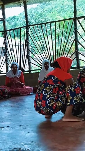 ✨ La culture sakalava, héritage vivant de Madagascar, reflète la richesse des traditions, des croyances et de l’art de ce peuple de la côte ouest. Entre musique envoûtante, danses rituelles et respect des ancêtres, les Sakalava nous rappellent l’importance de préserver nos racines et de célébrer l’authenticité malgache. 🌺🌊 Réserver par WhatsApp: 📲 https://wa.me/261320571303 🌐 Site web: https://funboat-nosybe.com/contact #nosybe #sakalava #FunBoat #tourdelile | Fun & Boat - Nosy Be Madagascar
