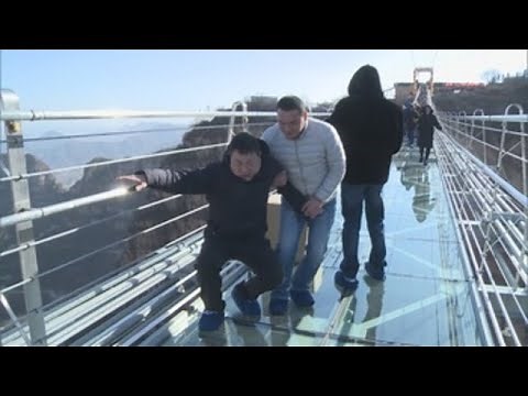 China inaugurates the world's longest glass bridge, 488 meters long