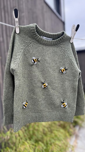 Tiril Sjåstad Christiansen on Instagram: "Litt broderi på et enkelt plagg, og plutselig ser det så mye finere ut! 🐝✨ Og det beste? Du trenger ikke å være verdensmester med nål og tråd for å få det til! Her viser jeg deg steg for steg hvordan du broderer på disse små søte humlene 🧵💛 Hva blir ditt neste broderingsprosjekt?"